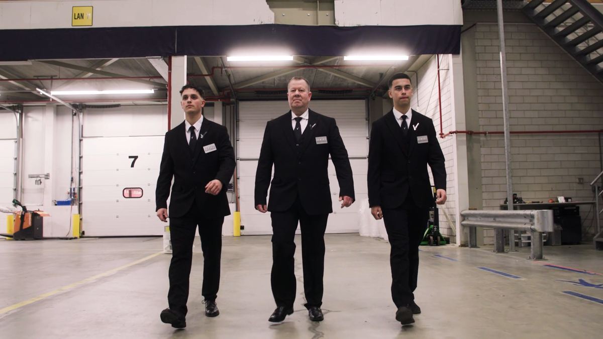 Drie beveiligers van Synsec Security & Services in uniform op locatie